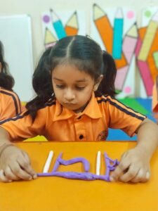 गतिविधि – क्ले से शब्द निर्माण (Word Building with Clay) (1)