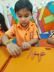 गतिविधि – क्ले से शब्द निर्माण (Word Building with Clay) (2)