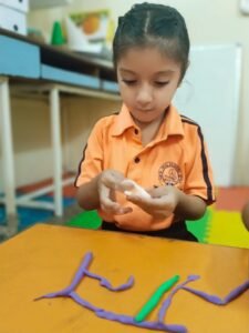 गतिविधि – क्ले से शब्द निर्माण (Word Building with Clay) (3)