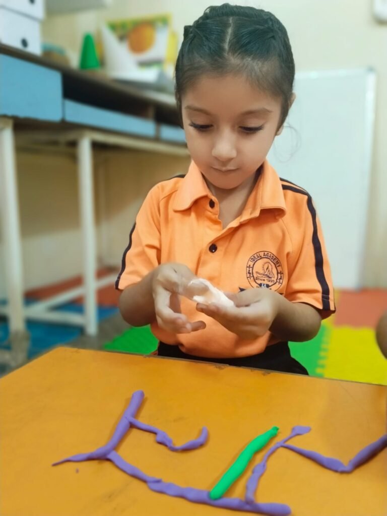 गतिविधि – क्ले से शब्द निर्माण (Word Building with Clay) (3)